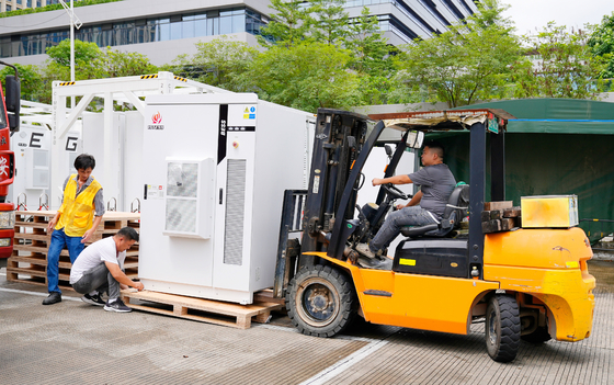 屋外太陽電池貯蔵 500kW/811.2kWh 太陽エネルギー貯蔵のための1つのリチウムイオン電池